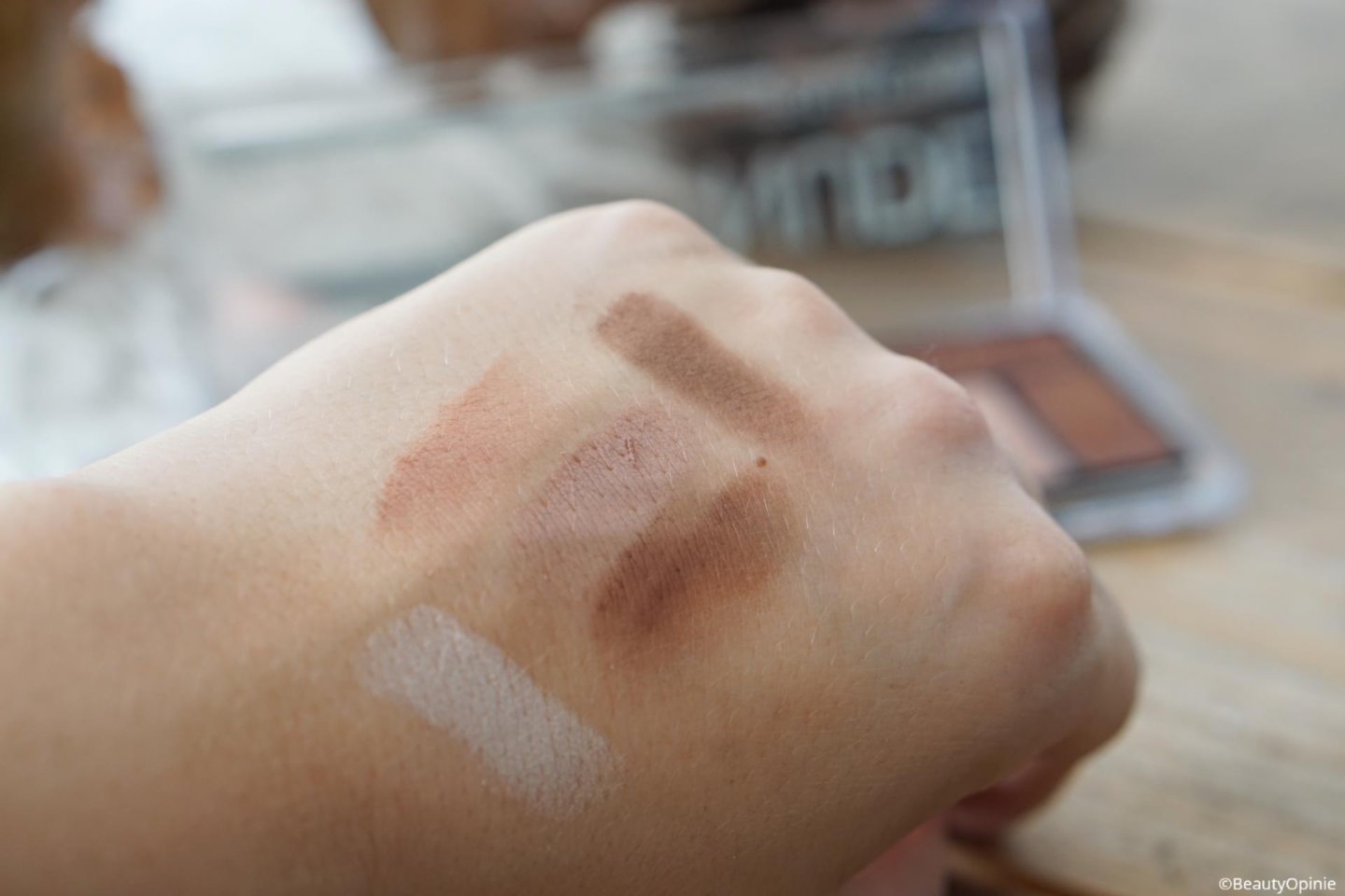 swatches Catrice the fresh nude collection oogschaduwpalette