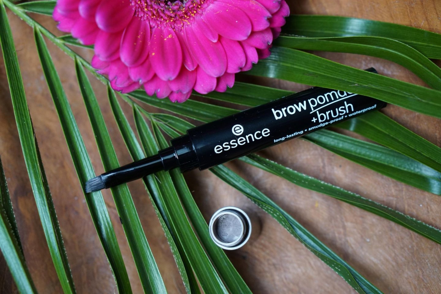 Essence Brow Pomenade + Brush