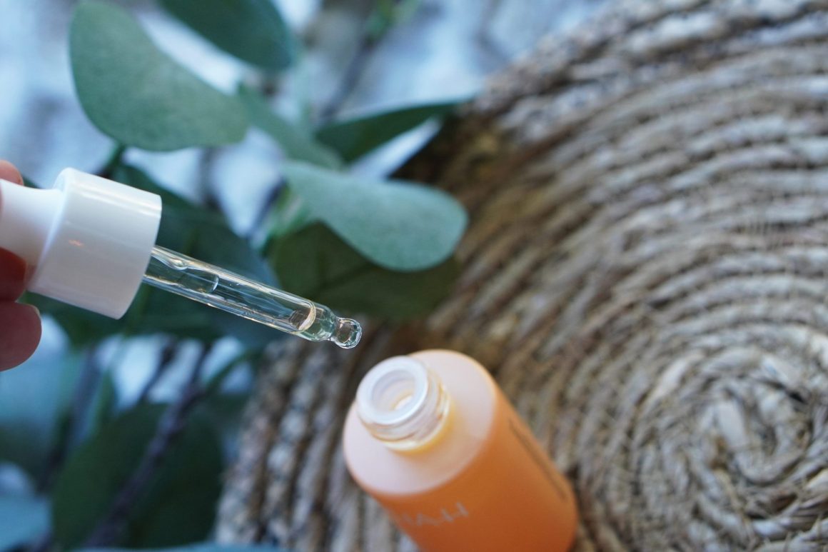 Alpha-H vitamine C serum komt uit pipet